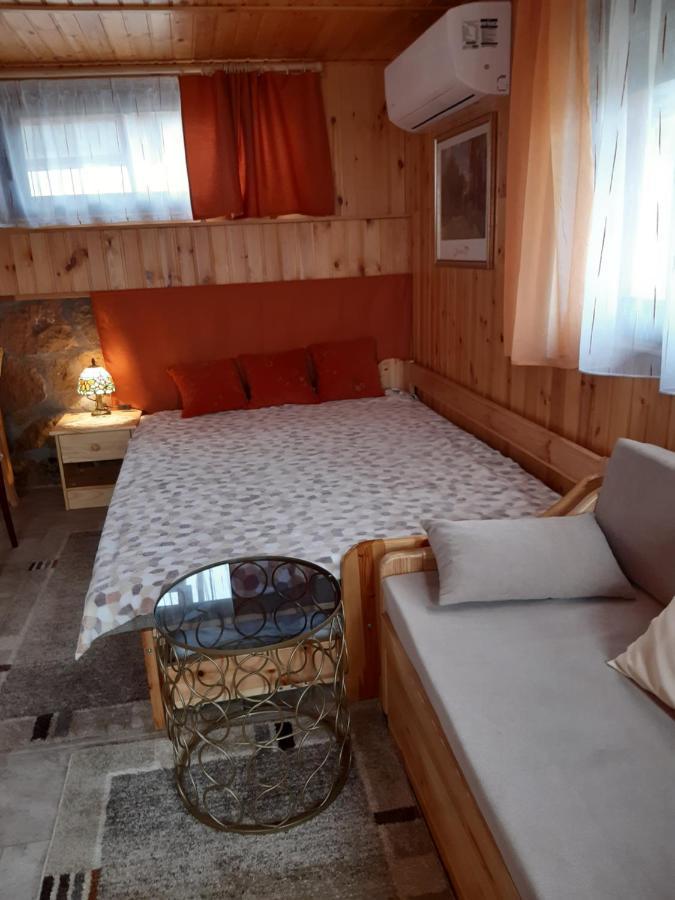Matyas Apartman Tard ภายนอก รูปภาพ